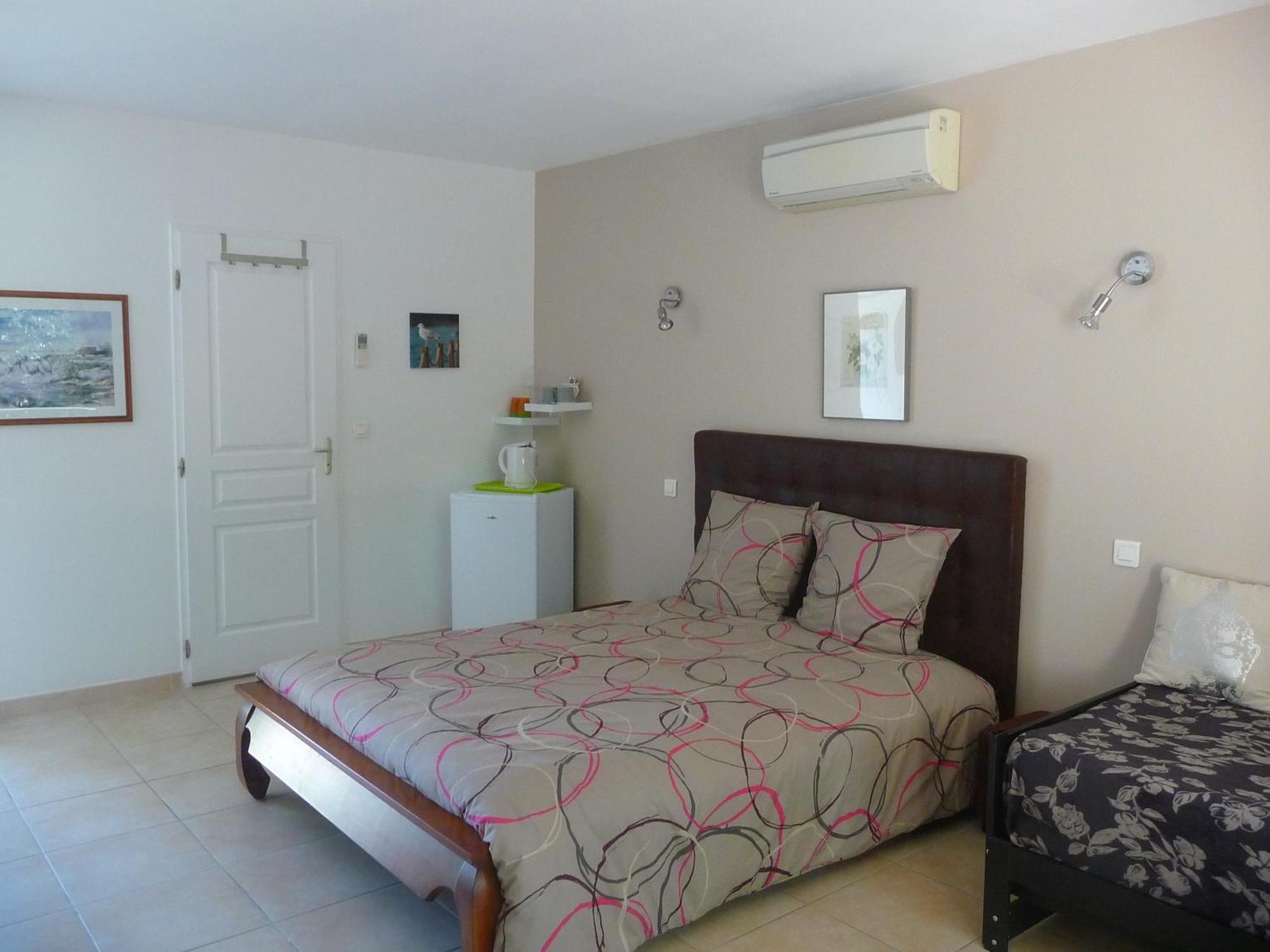Villa Des Masques Aubais Room photo